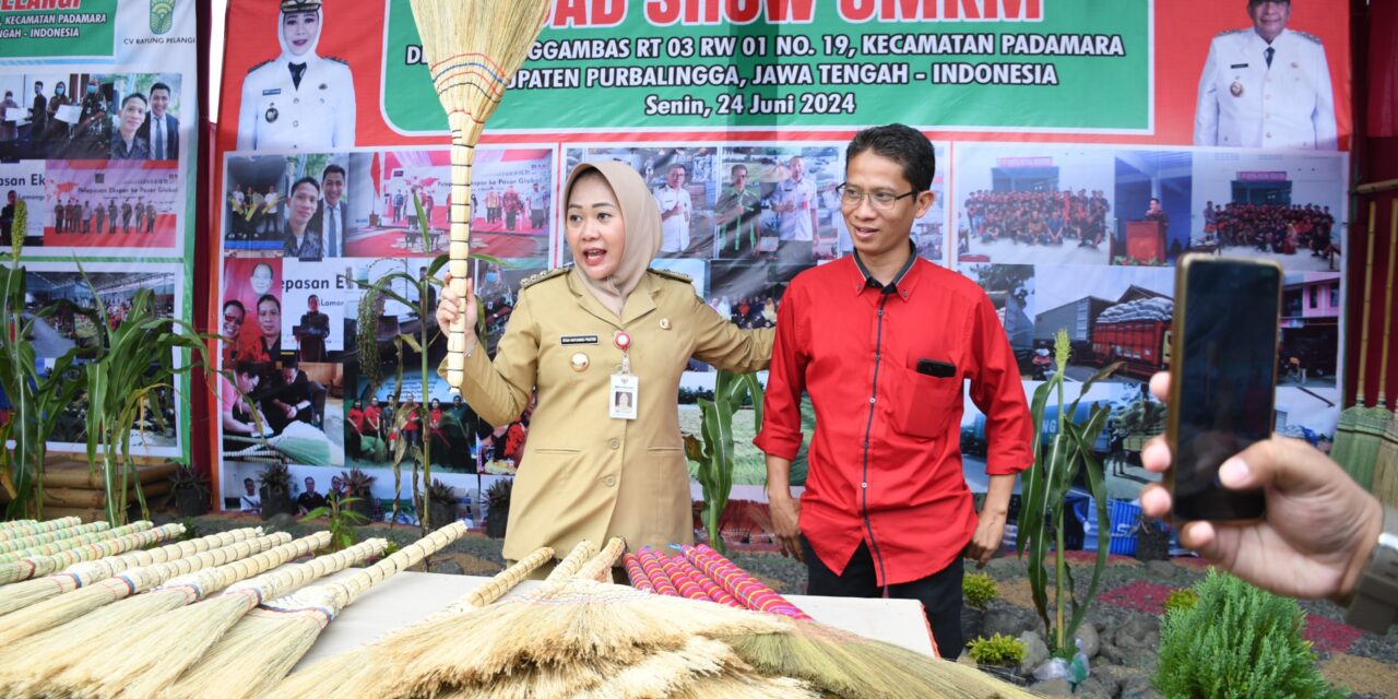 Kunjungi Roadshow Pemuihan Ekonomi Padamara, Bupati Tiwi Kenalkan Sapu Sorgum Kualitas Ekspor