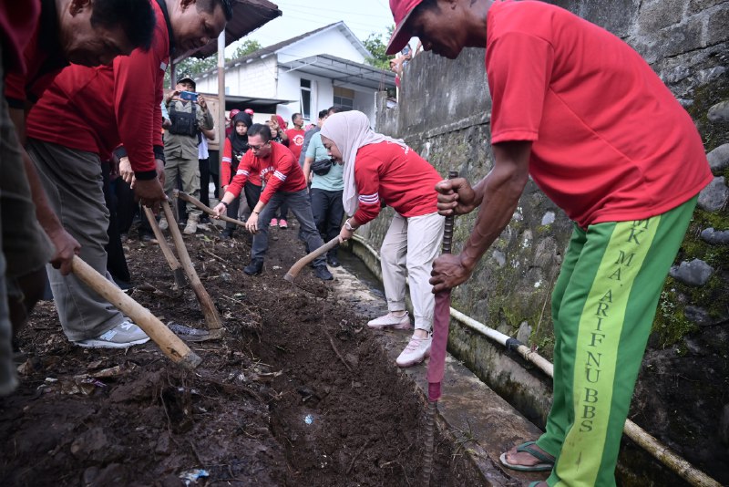 Tingkatkan Produktivitas Pertanian, Bupati Tiwi Ikut Gotong-royong Bangun Saluran Irigasi di Kajongan