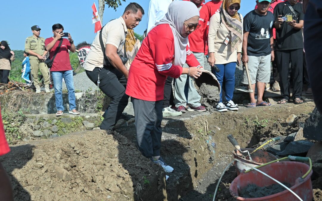Semarakan Bulan Pancasila, Bupati Tiwi Gemakan Semangat Gotong-royong di Desa Lumpang