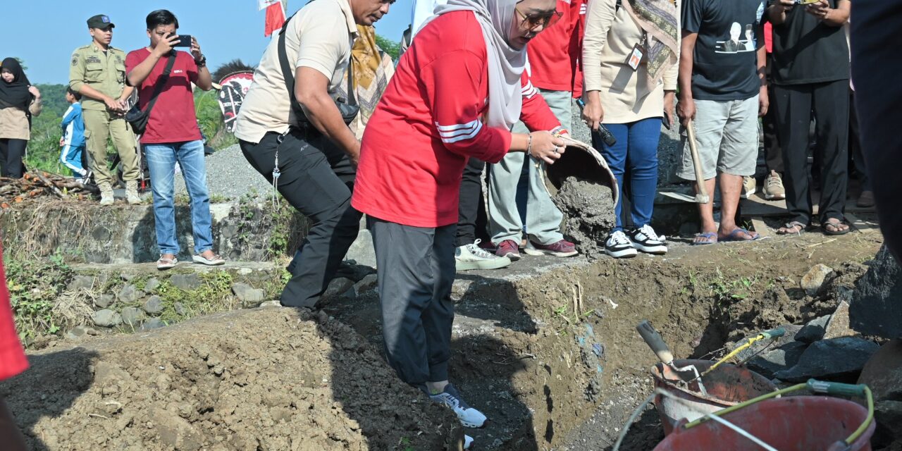 Semarakan Bulan Pancasila, Bupati Tiwi Gemakan Semangat Gotong-royong di Desa Lumpang