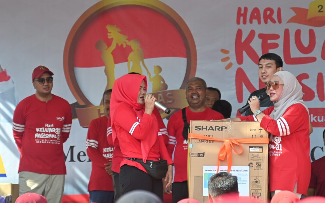 Peringati Harganas Ke-31, Bupati Tiwi Bagi-Bagi Doorprize untuk Para Kader KB