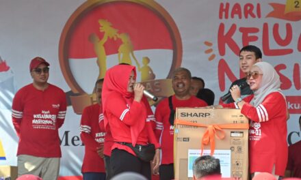 Peringati Harganas Ke-31, Bupati Tiwi Bagi-Bagi Doorprize untuk Para Kader KB