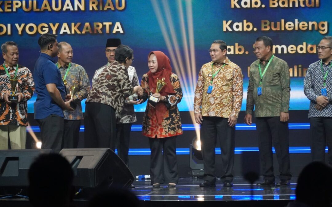 Bupati Tiwi Terima Anugerah Merdeka Belajar dari Kemendikbudristek