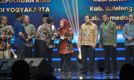 Bupati Tiwi Terima Anugerah Merdeka Belajar dari Kemendikbudristek