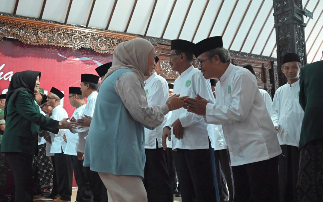 Dikukuhkan, Bupati Tiwi Ajak Pengurus MUI 18 Kecamatan Jadi Pemberi Solusi Masalah Keagamaan