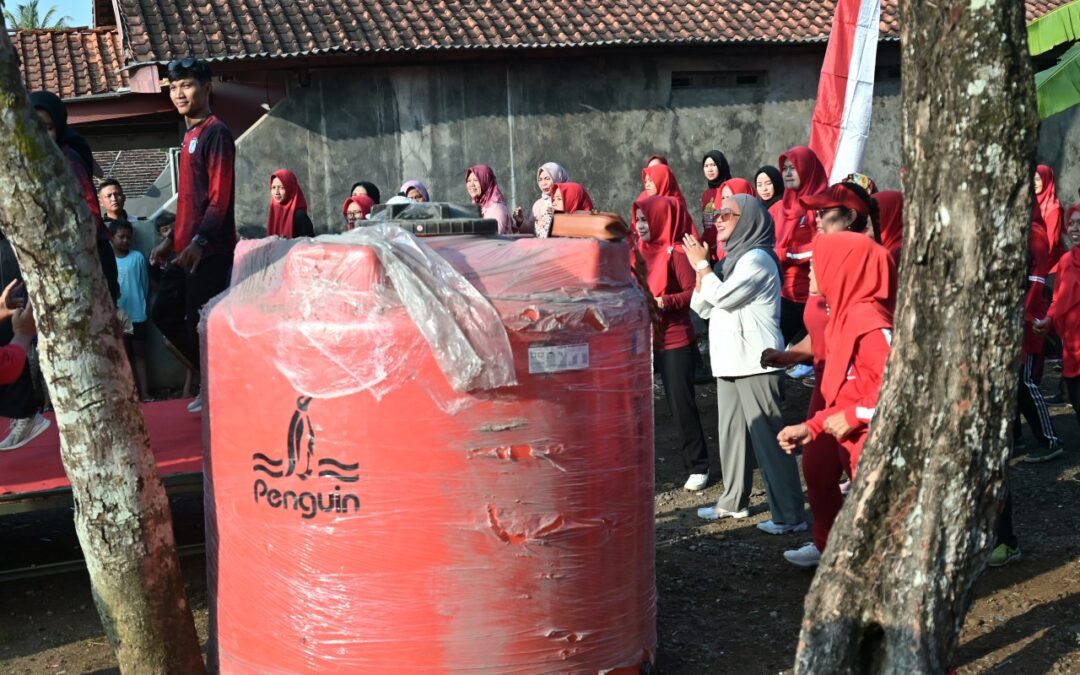 Senam Sehat Bersama, Bupati Tiwi Bantu Toren untuk Warga Selabaya 
