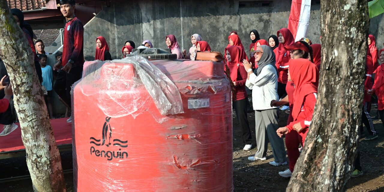 Senam Sehat Bersama, Bupati Tiwi Bantu Toren untuk Warga Selabaya 