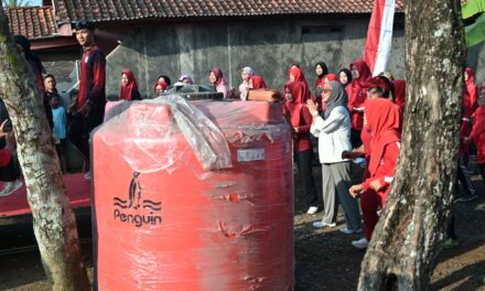 Senam Sehat Bersama, Bupati Tiwi Bantu Toren untuk Warga Selabaya 