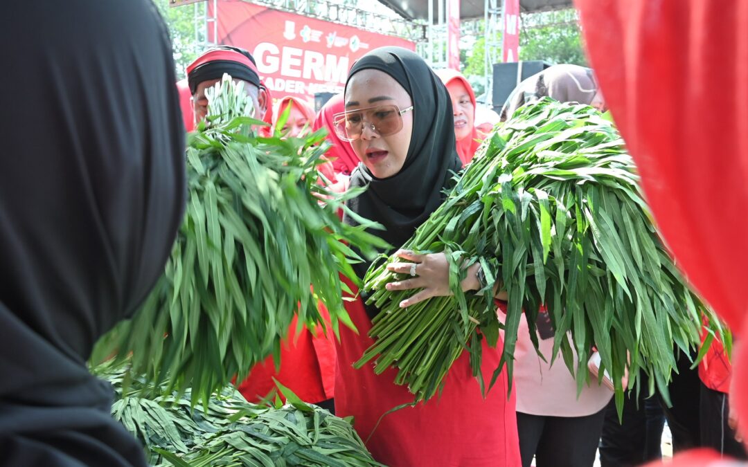 Galakkan Germas, Bupati Tiwi Borong Hasil Panen Kelompok Wanita Tani Banjaran