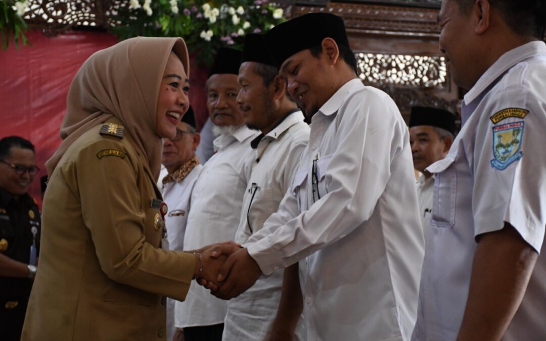 Rawat Kerukunan Umat, Bupati Tiwi Kukuhkan Pengurus FKUB Kabupaten Hingga Kecamatan