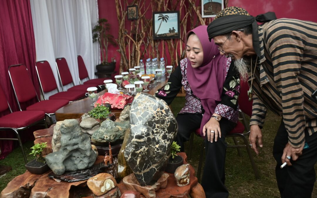 Batu Klawing Tetap Mempesona, Bupati Tiwi Pesan Untuk Jadikan Plakat Kenangan Khas Purbalingga