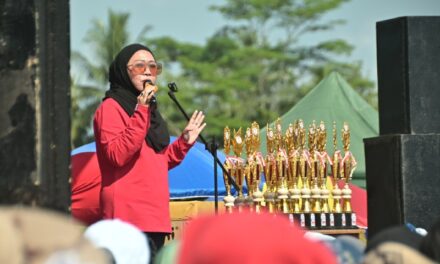 Jalan Sehat di Karangmoncol, Bupati Tiwi Ajak Perkuat Nasionalisme 