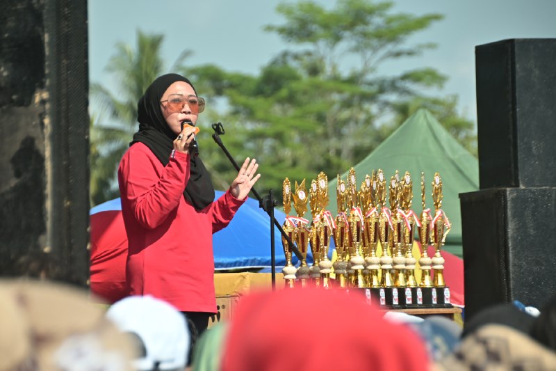 Jalan Sehat di Karangmoncol, Bupati Tiwi Ajak Perkuat Nasionalisme 