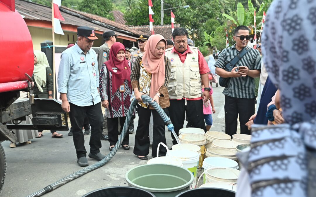 Atasi Kekeringan, Bupati Tiwi Ikut Salurkan Air Bersih