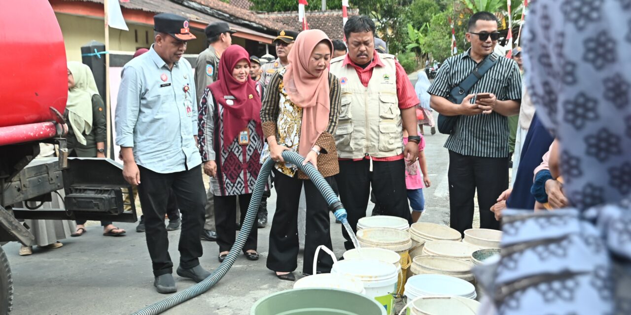 Atasi Kekeringan, Bupati Tiwi Ikut Salurkan Air Bersih