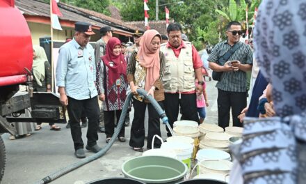 Atasi Kekeringan, Bupati Tiwi Ikut Salurkan Air Bersih