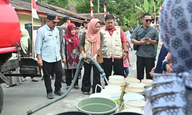 Atasi Kekeringan, Bupati Tiwi Ikut Salurkan Air Bersih