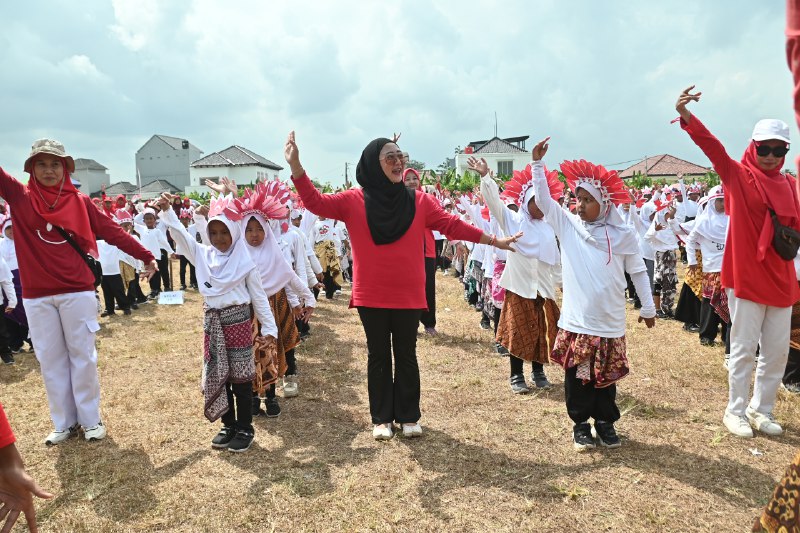 Milad Ke-60 MIM Wirasana, Bupati Tiwi Beri Semangat Siswa dengan Aneka Hadiah