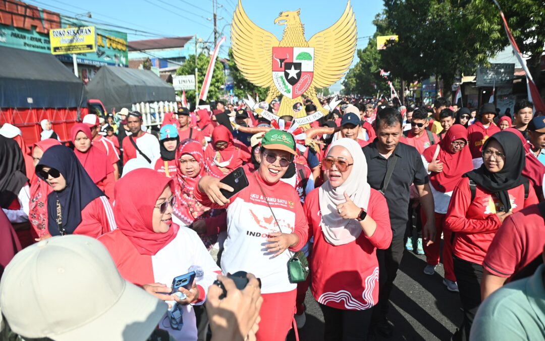 Bupati Tiwi Membaur dengan Puluhan Ribu Warga Ikuti Senam dan Jalan Sehat