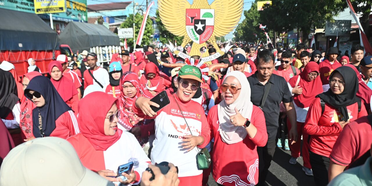 Bupati Tiwi Membaur dengan Puluhan Ribu Warga Ikuti Senam dan Jalan Sehat