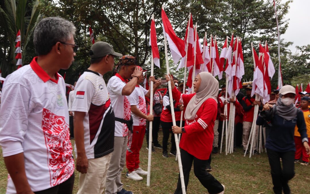 Jelang HUT ke-79 RI, Bupati Tiwi Bagikan 29 Ribu Bendera Merah Putih 
