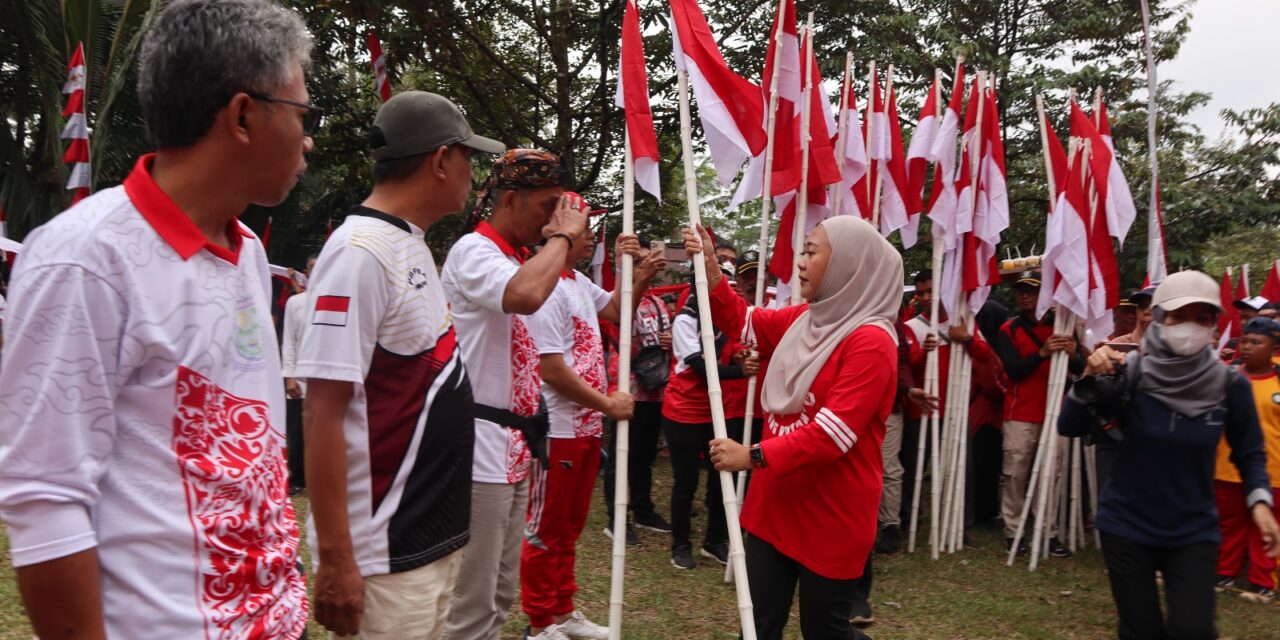 Jelang HUT ke-79 RI, Bupati Tiwi Bagikan 29 Ribu Bendera Merah Putih 