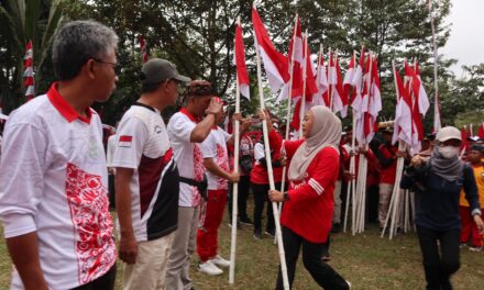 Jelang HUT ke-79 RI, Bupati Tiwi Bagikan 29 Ribu Bendera Merah Putih 