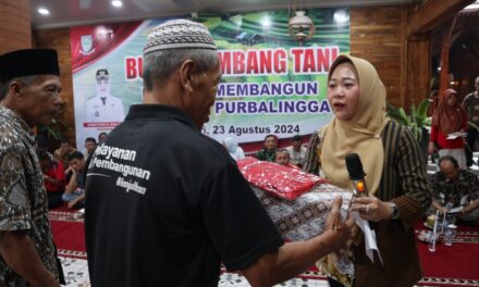 Sejahterakan Petani, Bupati Tiwi Gelontorkan Bantuan Stimulan hingga Rp 50 Juta