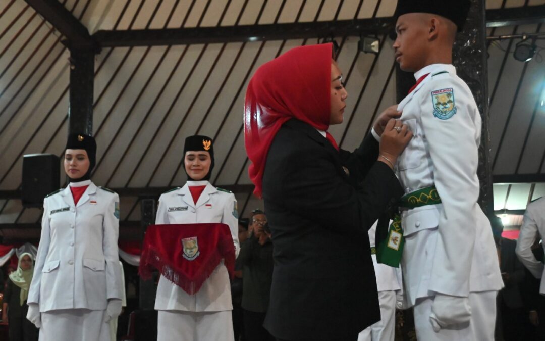 30 Paskibraka Dikukuhkan, Bupati Tiwi: Selamat Bertugas!