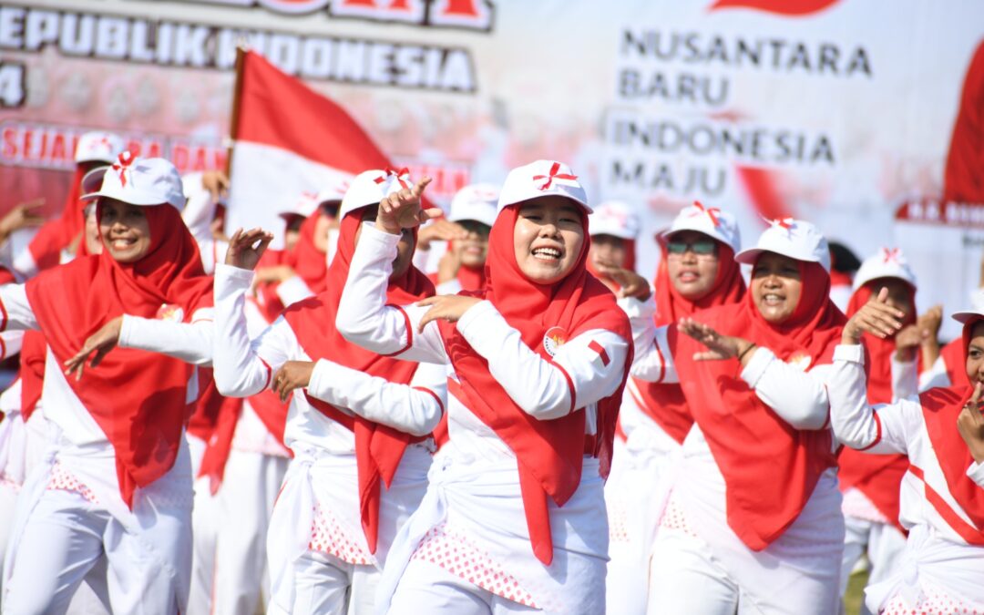 Wujudkan Pendidik Sehat, Bupati Tiwi Olahragakan 1800 Guru dalam Lomba Senam Kreasi