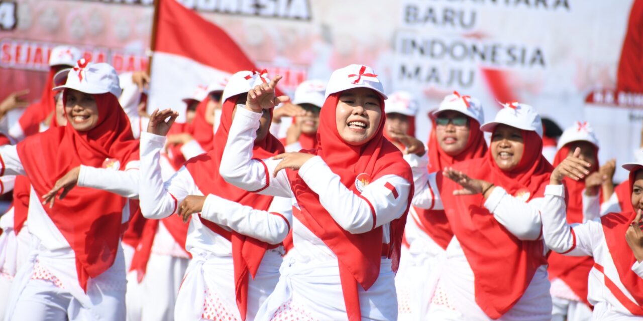 Wujudkan Pendidik Sehat, Bupati Tiwi Olahragakan 1800 Guru dalam Lomba Senam Kreasi