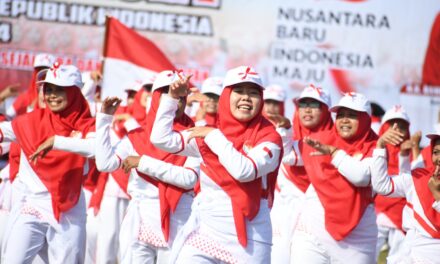 Wujudkan Pendidik Sehat, Bupati Tiwi Olahragakan 1800 Guru dalam Lomba Senam Kreasi