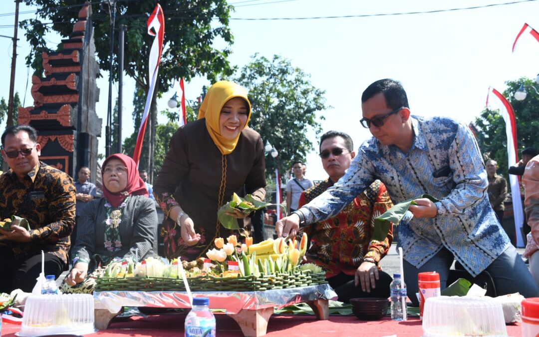 Meriahkan HUT Kemerdekaan RI, 5600 Wanita Ikuti Parade Berkebaya Dilanjut Makan Tumpeng Bersama