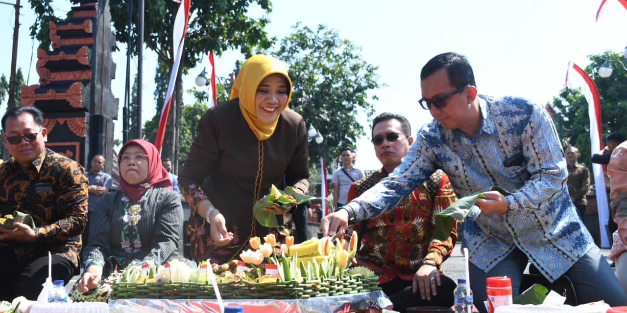 Meriahkan HUT Kemerdekaan RI, 5600 Wanita Ikuti Parade Berkebaya Dilanjut Makan Tumpeng Bersama