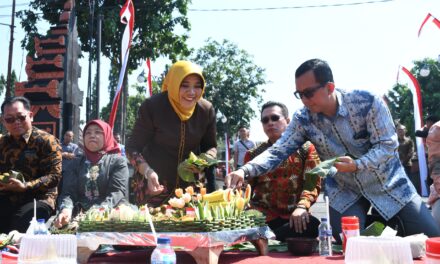 Meriahkan HUT Kemerdekaan RI, 5600 Wanita Ikuti Parade Berkebaya Dilanjut Makan Tumpeng Bersama