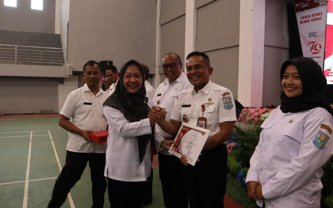 Apresiasi Bangga Membangun Desa, Bupati Tiwi : Kades dan Perangkat Desa Terfavorit Dihadiahi Umrah Gratis 