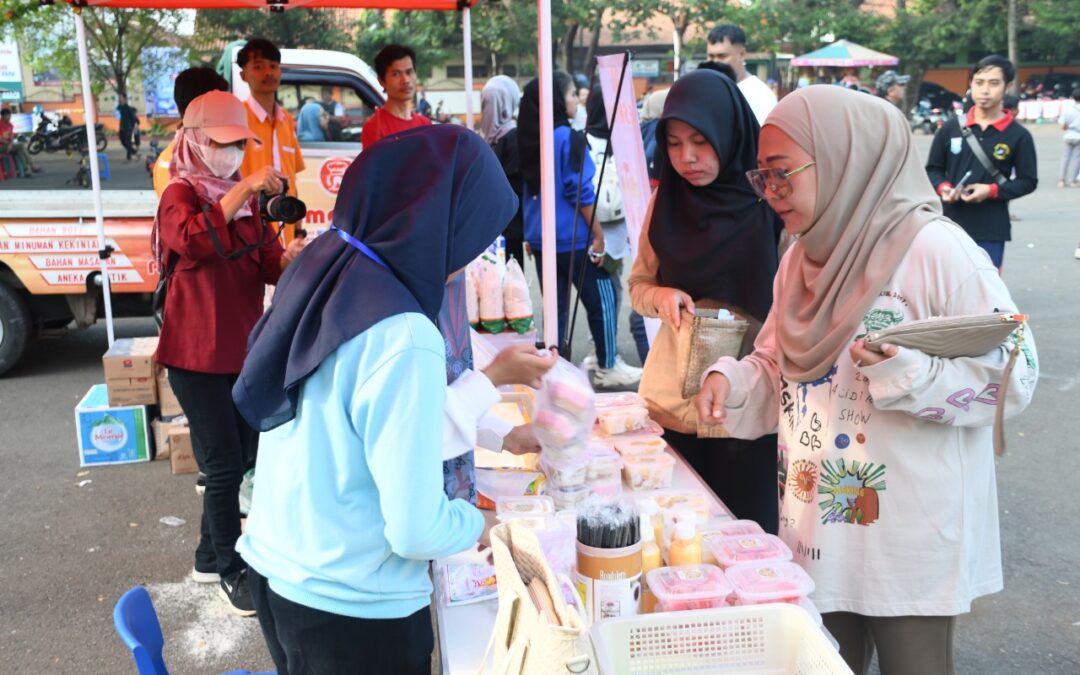Menyapa Masyarakat, Bupati Tiwi Senam Bareng Hingga Larisi Pedagang Ahad Pagi GOR Goentoer Darjono