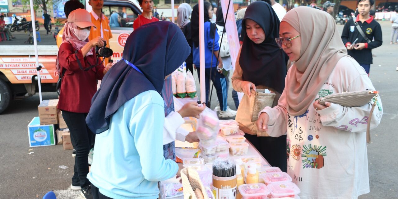 Menyapa Masyarakat, Bupati Tiwi Senam Bareng Hingga Larisi Pedagang Ahad Pagi GOR Goentoer Darjono