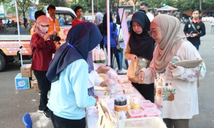 Menyapa Masyarakat, Bupati Tiwi Senam Bareng Hingga Larisi Pedagang Ahad Pagi GOR Goentoer Darjono