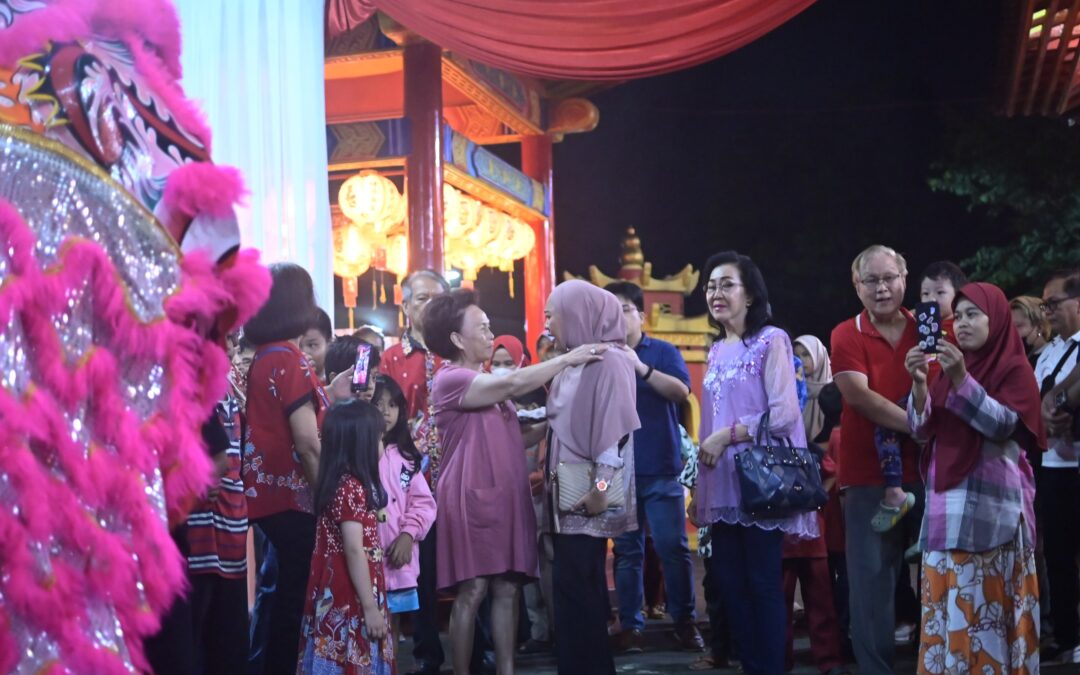 Merawat Kebersamaan dengan Warga Tionghoa, Bupati Tiwi Hadiri Festival Kue Bulan