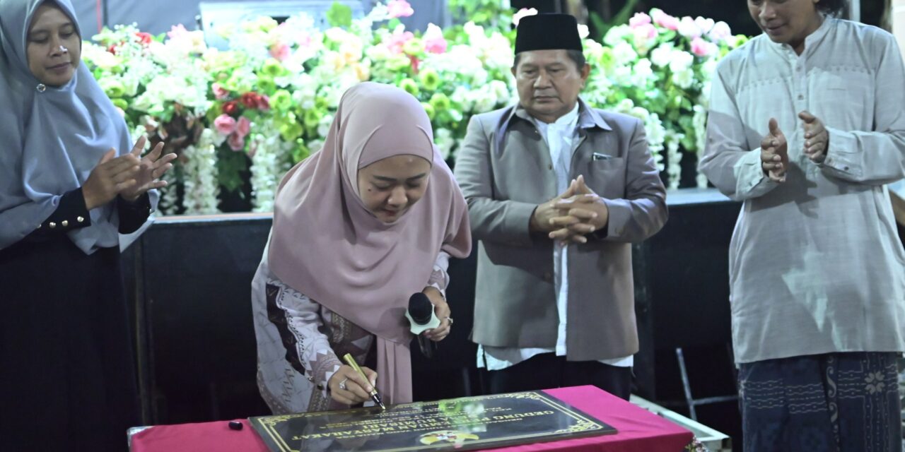 Hadiri Bumisari Ngaji Bareng, Bupati Tiwi Resmikan Gedung Pertemuan Masyarakat