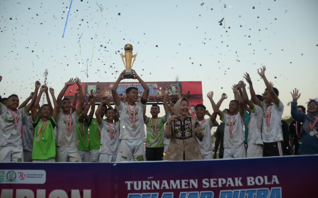 SMKN 1 Kutasari Juarai Turnamen Sepak Bola Pelajar Putra, Bupati Tiwi Beri Tambahan Hadiah