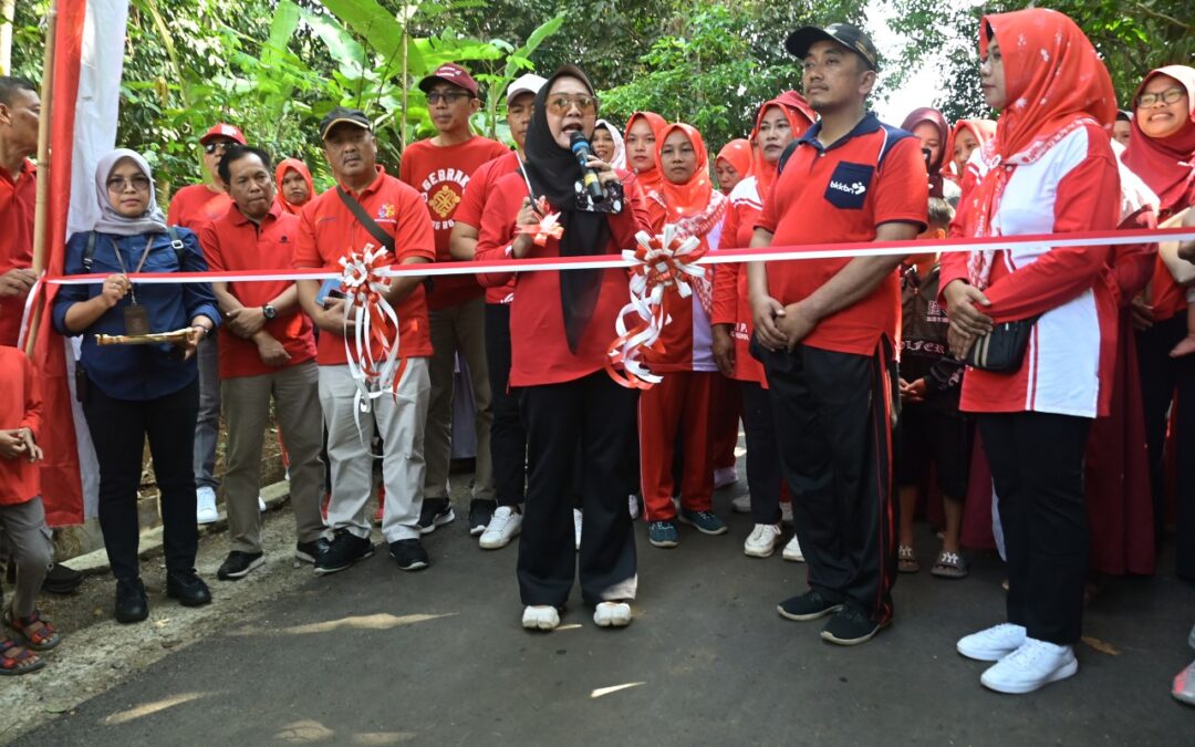 Gebrak Gotong Royong di Panunggalan, Bupati Tiwi Ingatkan Sinergitas Pemdes – Pemkab 