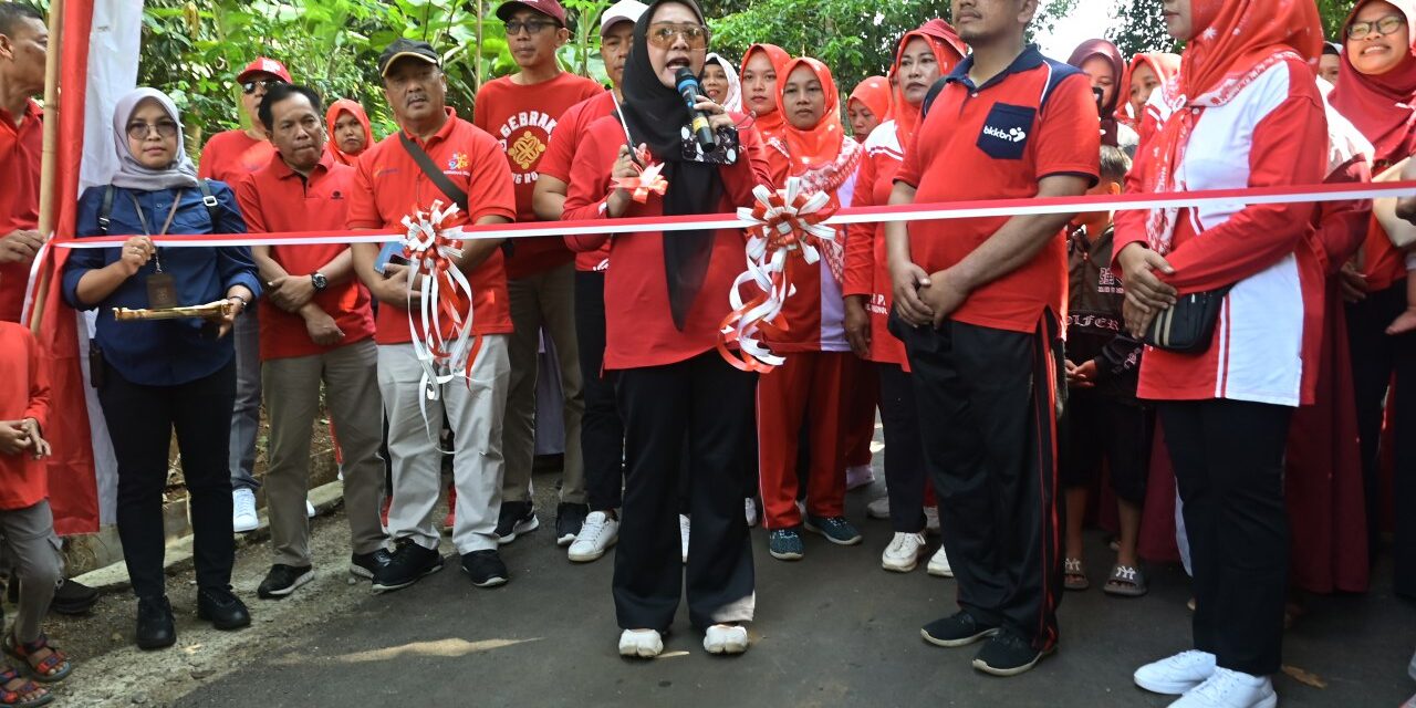 Gebrak Gotong Royong di Panunggalan, Bupati Tiwi Ingatkan Sinergitas Pemdes – Pemkab 