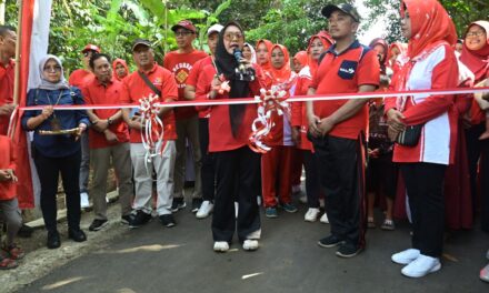 Gebrak Gotong Royong di Panunggalan, Bupati Tiwi Ingatkan Sinergitas Pemdes – Pemkab 