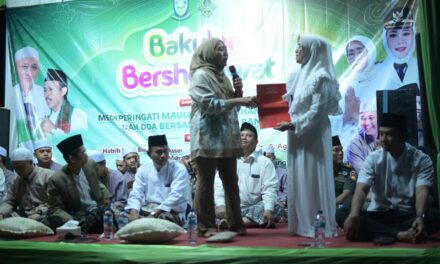 Bakulan Bersholawat, Bupati Tiwi Ajak Masyarakat Kawal Pilkada Serentak 2024