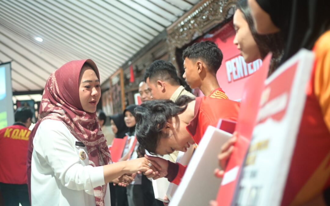 Apresiasi Insan Olahraga, Bupati Tiwi Salurkan Bonus Kepada Atlet dan Pelatih Berprestasi