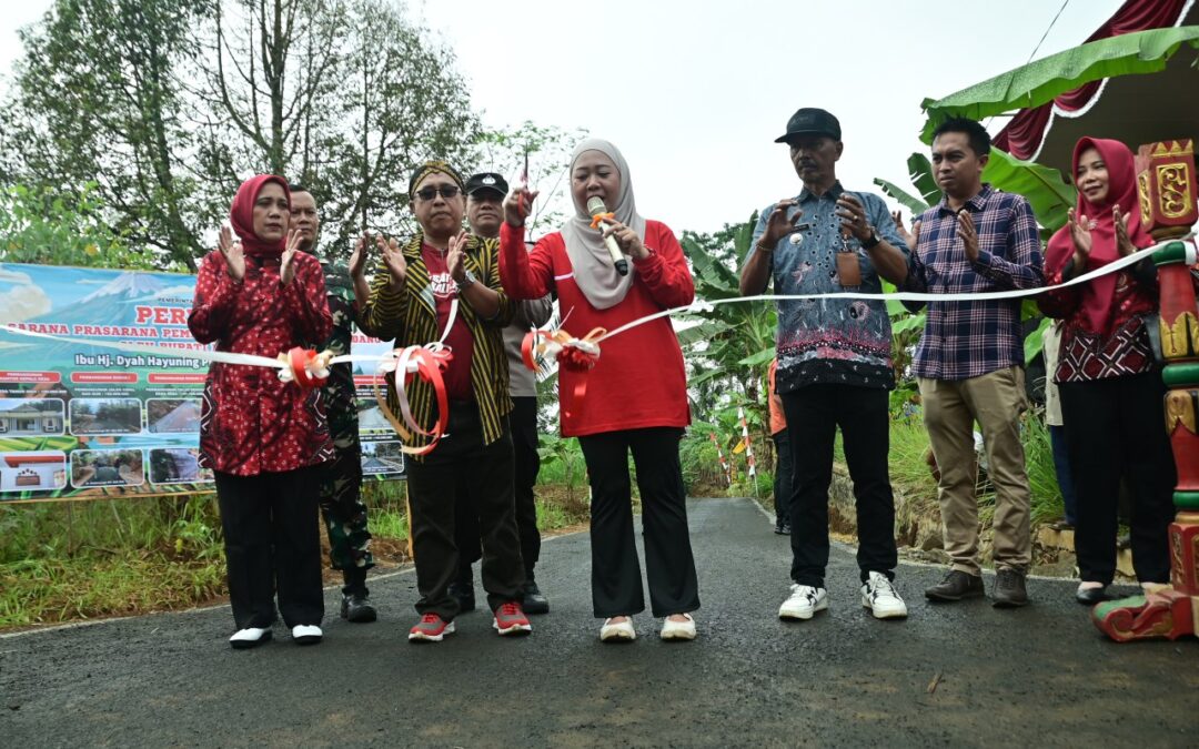 Tilik Desa Selakambang, Bupati Resmikan Sejumlah Sarana Infrastruktur