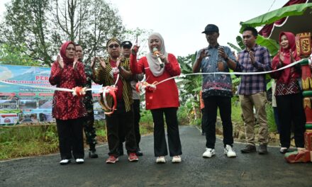 Tilik Desa Selakambang, Bupati Resmikan Sejumlah Sarana Infrastruktur