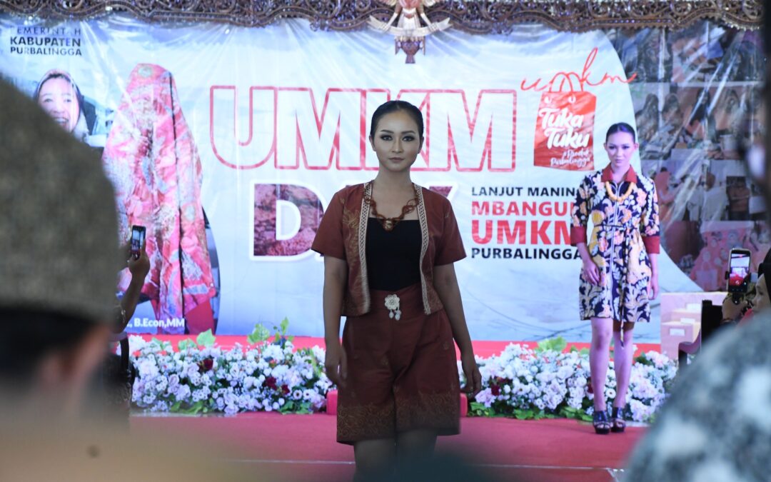 Bupati Tiwi Gelontorkan Dana Hibah Rp 1,3 Miliar Untuk Pelaku UMKM